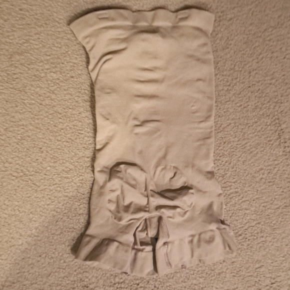 SMALL. SKIMS STRAPLESS SHORTIE BODYSUIT - Picture 6 of 7